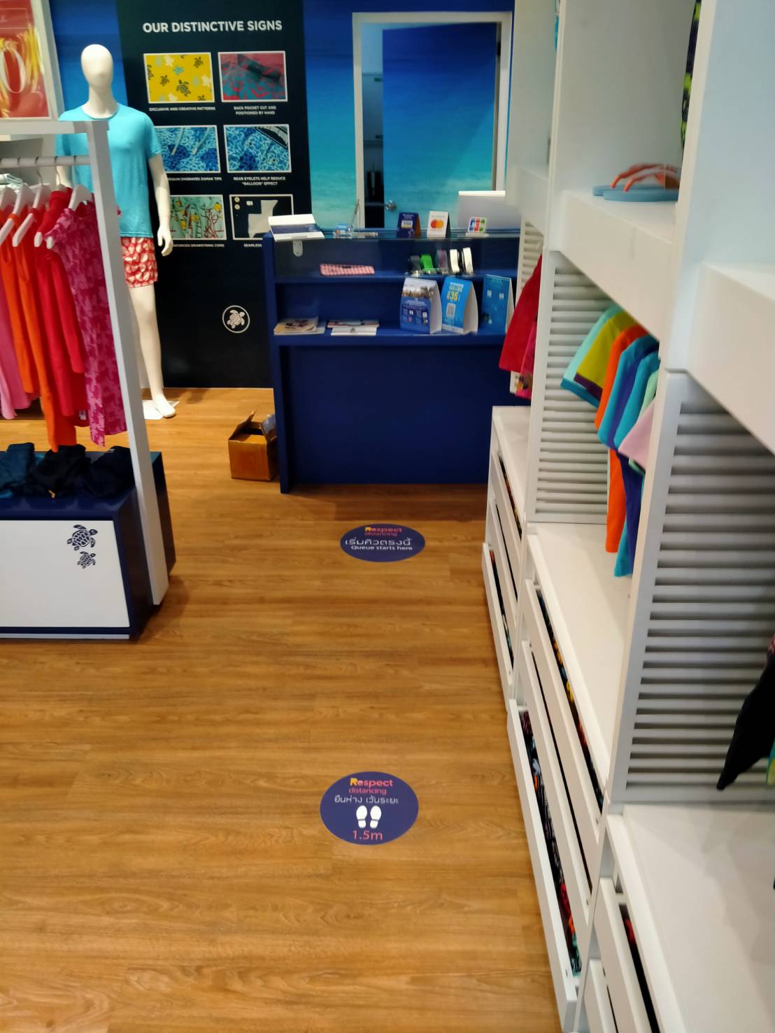 สติ๊กเกอร์ติดพื้น และสติ๊กเกอร์ติดทางเดิน พิมพ์คมชัด กันลื่น ทนทาน เหมาะสำหรับงานประชาสัมพันธ์ ป้ายบอกทาง และงานอีเวนต์