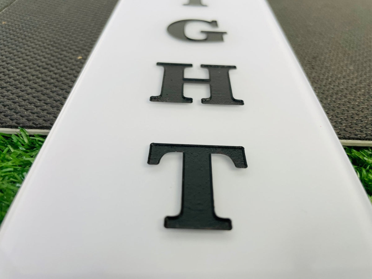 เซาะร่องอะคริลิค Laser Marking งานพิมพ์และแกะสลักคมชัด เนี้ยบหรู เหมาะสำหรับป้ายชื่อ ป้ายบริษัท และงานตกแต่งพิเศษ