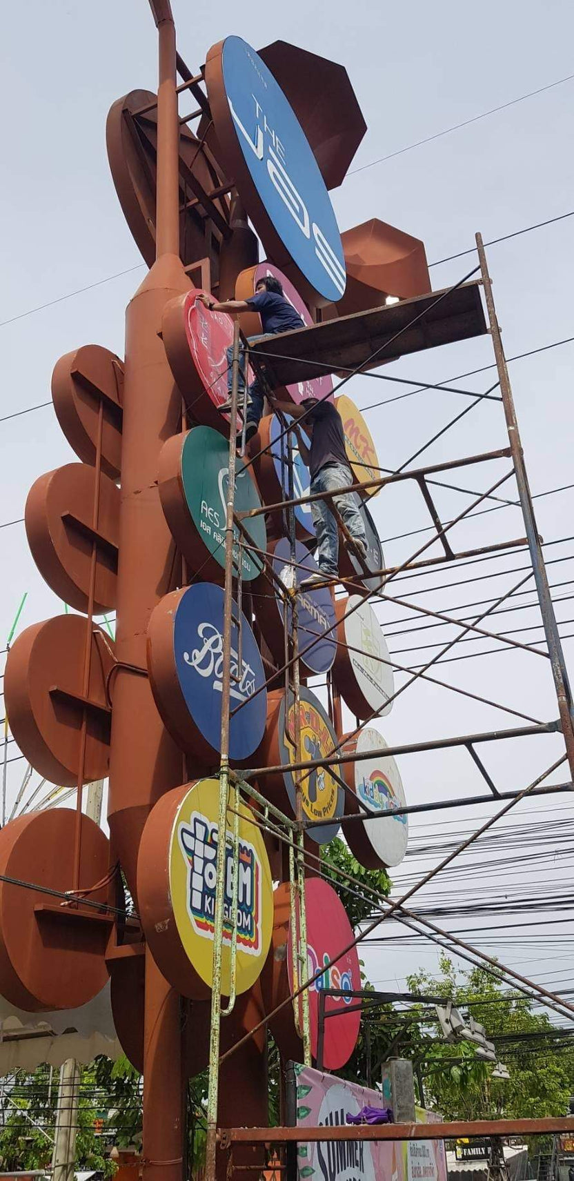 รับติดสติ๊กเกอร์อาคารสูง และป้ายติดตึก งานพิมพ์คมชัด ทีมช่างมืออาชีพ เหมาะสำหรับโฆษณา โปรโมชัน และสร้างภาพลักษณ์องค์กร