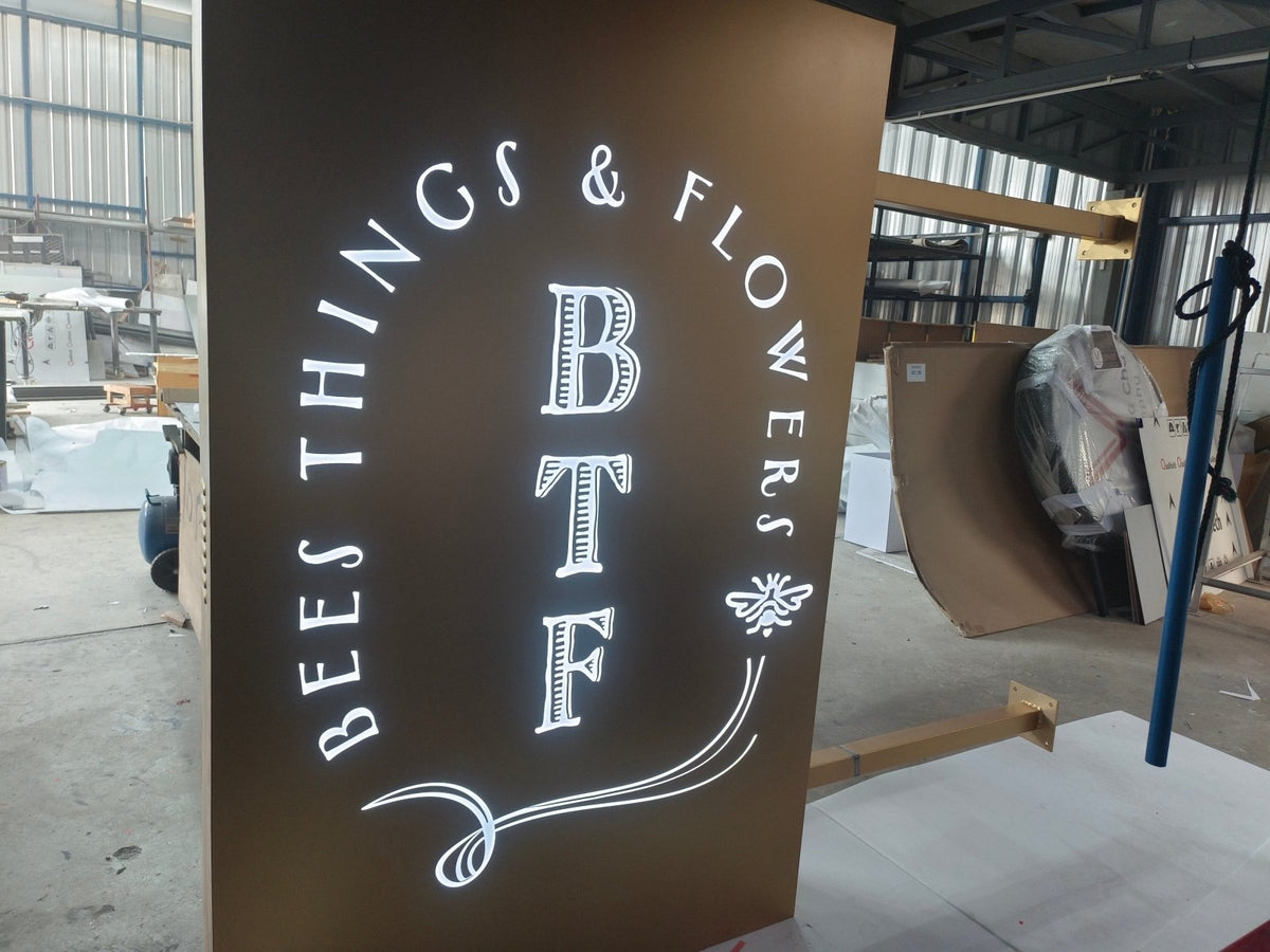 ป้ายกล่องไฟฉลุหน้า แสงไฟสวยโดดเด่น ดีไซน์พิเศษ เหมาะสำหรับป้ายร้านค้าและงานโฆษณา