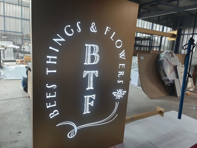 ป้ายกล่องไฟฉลุหน้า แสงไฟสวยโดดเด่น ดีไซน์พิเศษ เหมาะสำหรับป้ายร้านค้าและงานโฆษณา