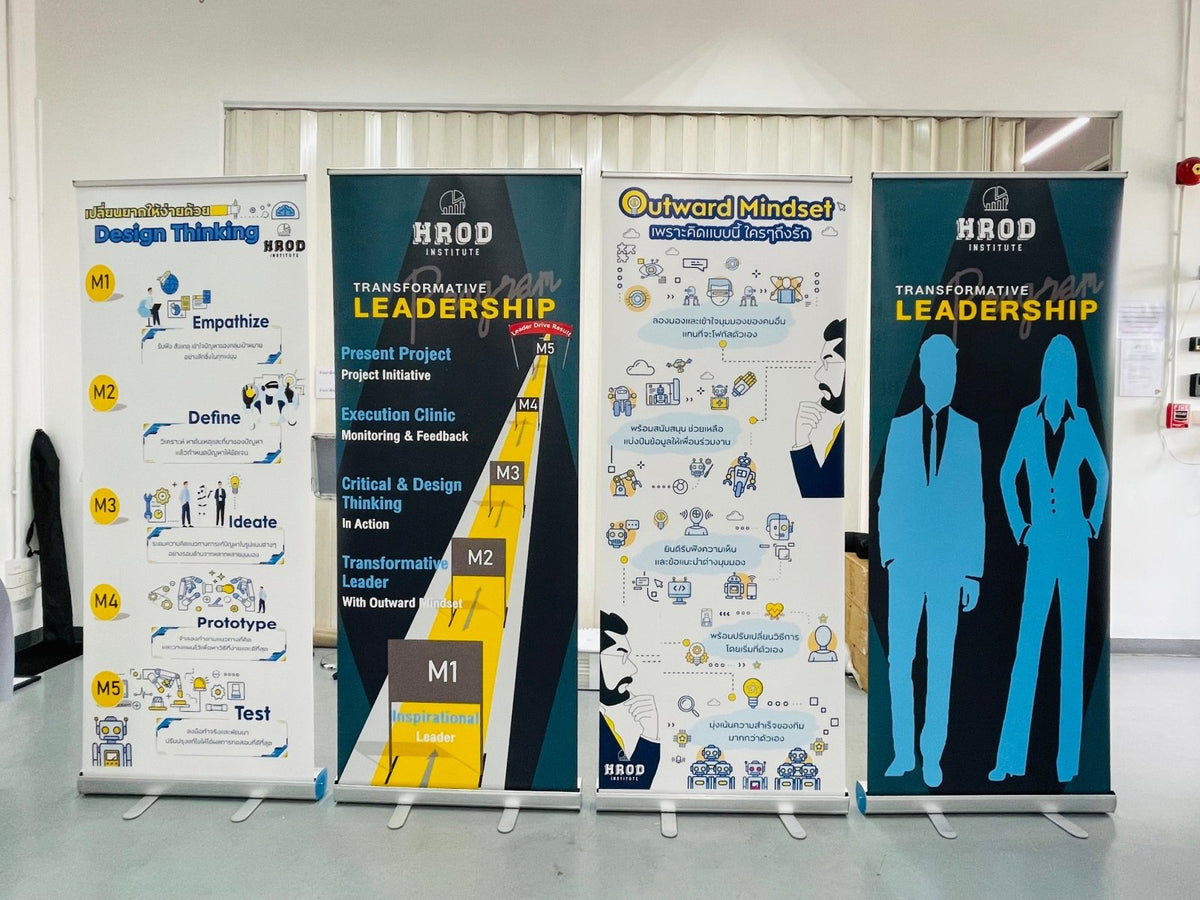 ป้าย Roll Up สำหรับออกบูธ งานแสดงสินค้า และโปรโมทร้านค้า Roll Up Printing ป้ายโฆษณาพร้อมโลโก้และข้อความโปรโมต