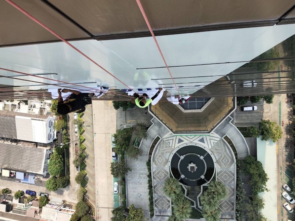 รับติดสติ๊กเกอร์อาคารสูง และป้ายติดตึก งานพิมพ์คมชัด ทีมช่างมืออาชีพ เหมาะสำหรับโฆษณา โปรโมชัน และสร้างภาพลักษณ์องค์กร