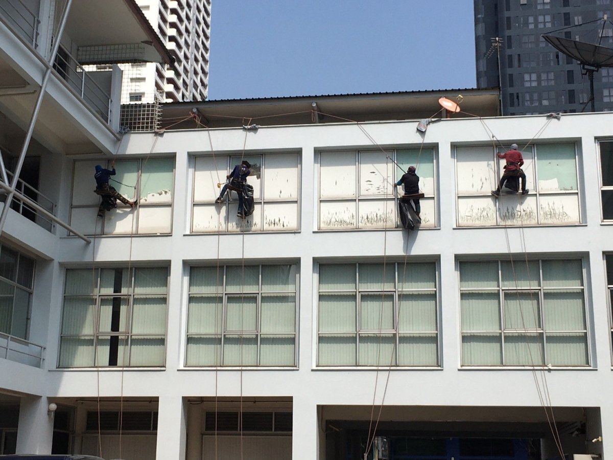 รับติดสติ๊กเกอร์อาคารสูง และป้ายติดตึก งานพิมพ์คมชัด ทีมช่างมืออาชีพ เหมาะสำหรับโฆษณา โปรโมชัน และสร้างภาพลักษณ์องค์กร