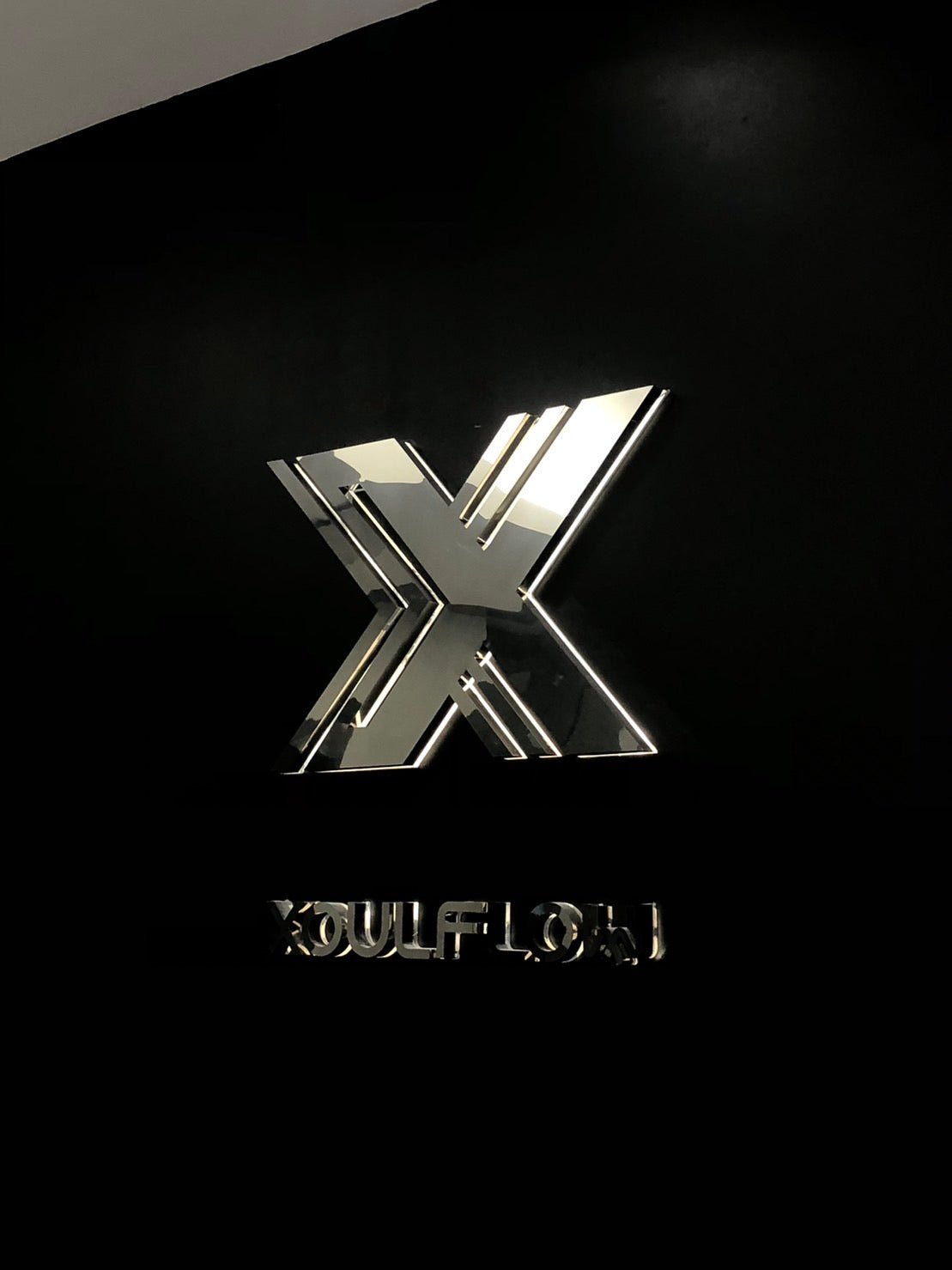 ป้ายไฟออกหลัง และอะคริลิคซ้อนหลัง แสงไฟสวยหรู สะท้อนกำแพงโดดเด่น เหมาะสำหรับป้ายบริษัท ร้านค้า และงานตกแต่งอาคาร