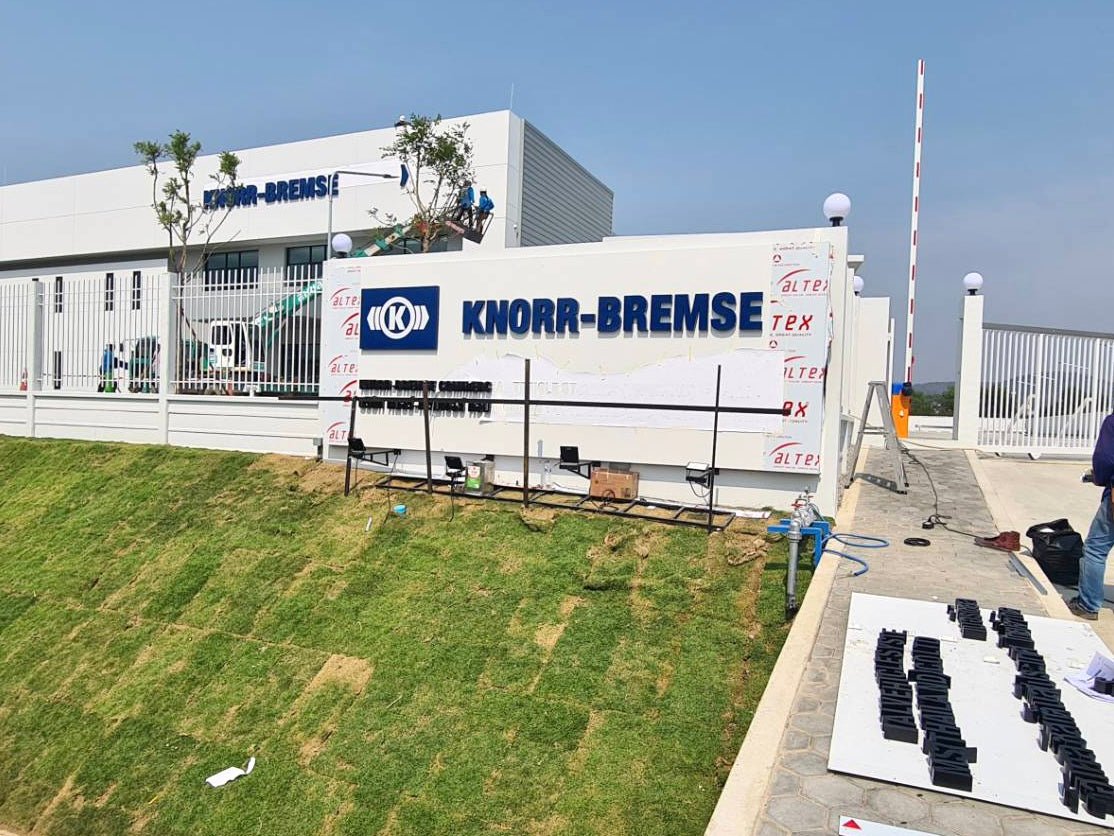 ป้ายโรงงาน ดีไซน์แข็งแรง พิมพ์คมชัด ใช้งานทนทาน เหมาะสำหรับโรงงานอุตสาหกรรมและองค์กรธุรกิจ