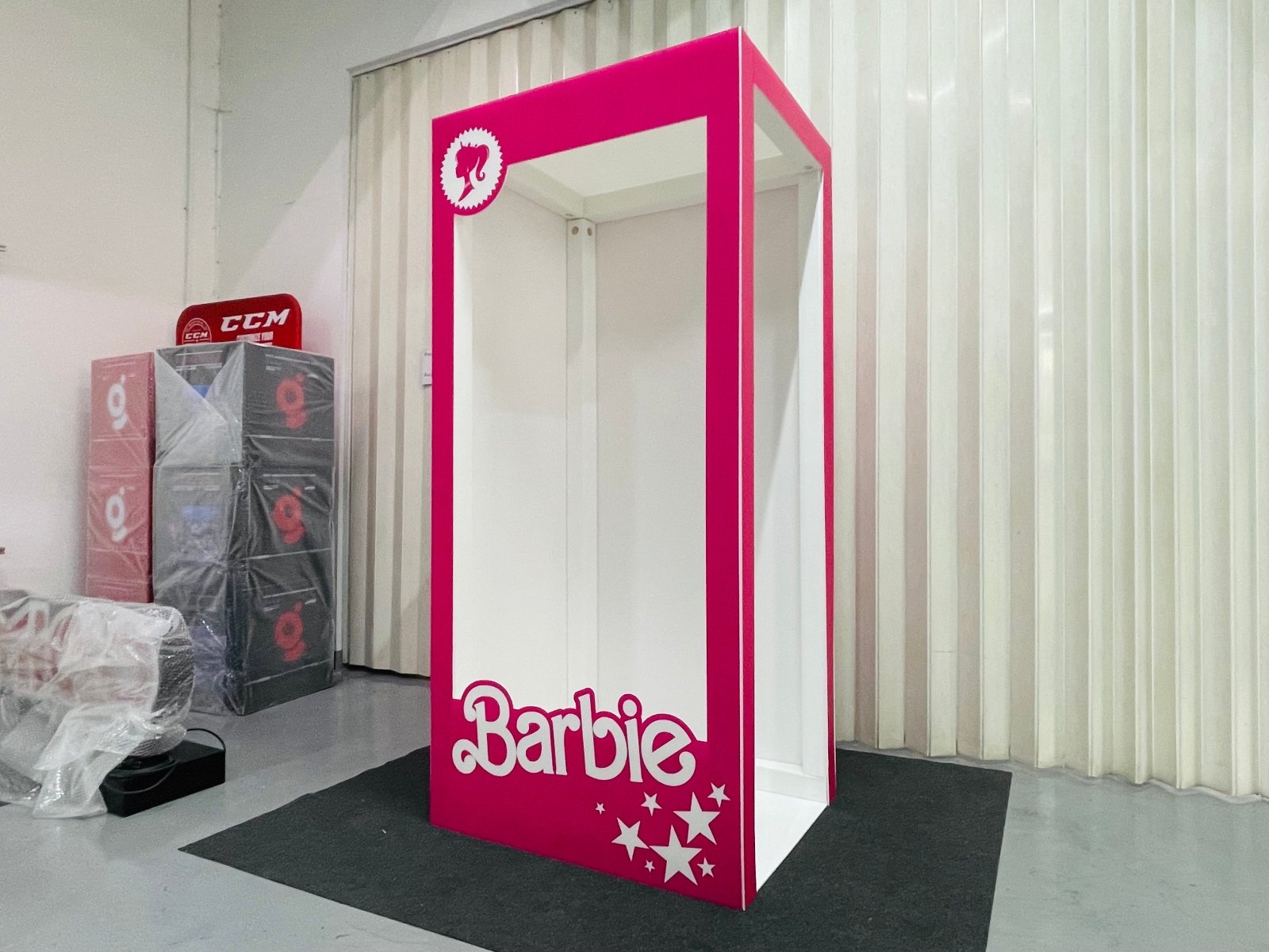 แบคดรอปฟิวเจอร์บอร์ด ฉากถ่ายรูปราคาถูก พิมพ์คมชัด น้ำหนักเบา ติดตั้งง่าย เหมาะสำหรับงานแต่ง งานอีเวนต์ และงานถ่ายภาพ