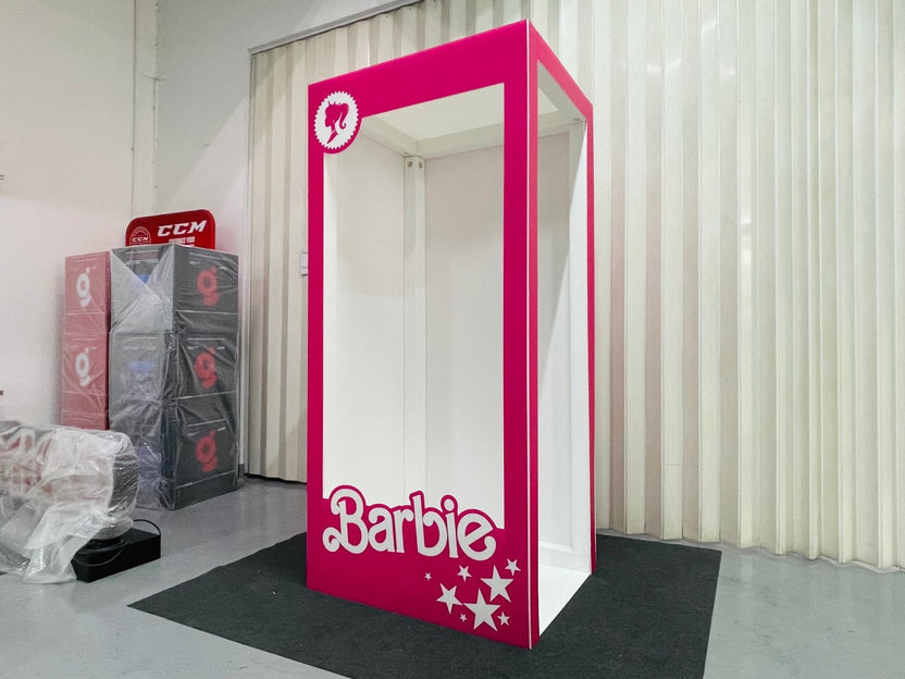 แบคดรอปฟิวเจอร์บอร์ด ฉากถ่ายรูปราคาถูก พิมพ์คมชัด น้ำหนักเบา ติดตั้งง่าย เหมาะสำหรับงานแต่ง งานอีเวนต์ และงานถ่ายภาพ