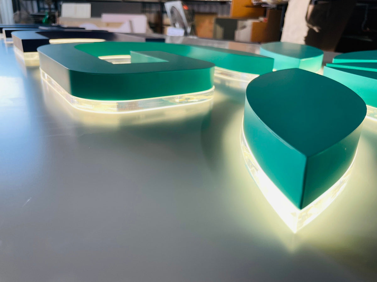 ป้ายไฟออกหลัง และอะคริลิคซ้อนหลัง แสงไฟสวยหรู สะท้อนกำแพงโดดเด่น เหมาะสำหรับป้ายบริษัท ร้านค้า และงานตกแต่งอาคาร