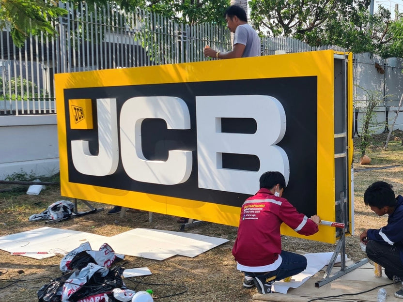 ป้ายคอมโพสิต Composite Signage แข็งแรง ทนทาน พิมพ์คมชัด เหมาะสำหรับป้ายบริษัท อาคาร โครงการ และงานโฆษณากลางแจ้ง