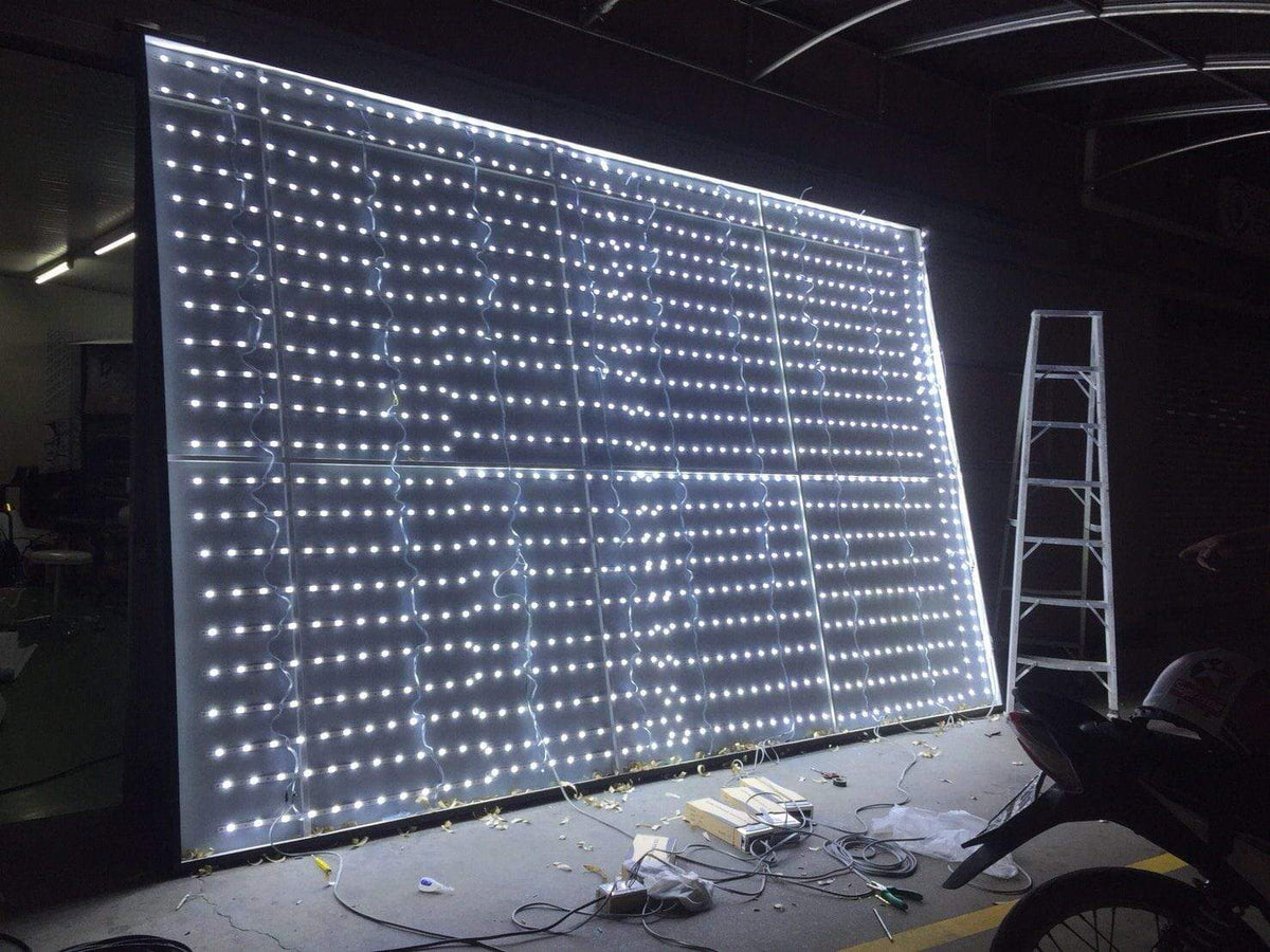 ป้ายกล่องไฟ ตู้ไฟ Light Box พิมพ์คมชัด สว่างเด่นชัดเจน เหมาะสำหรับป้ายโฆษณา หน้าร้าน และงานโปรโมชัน