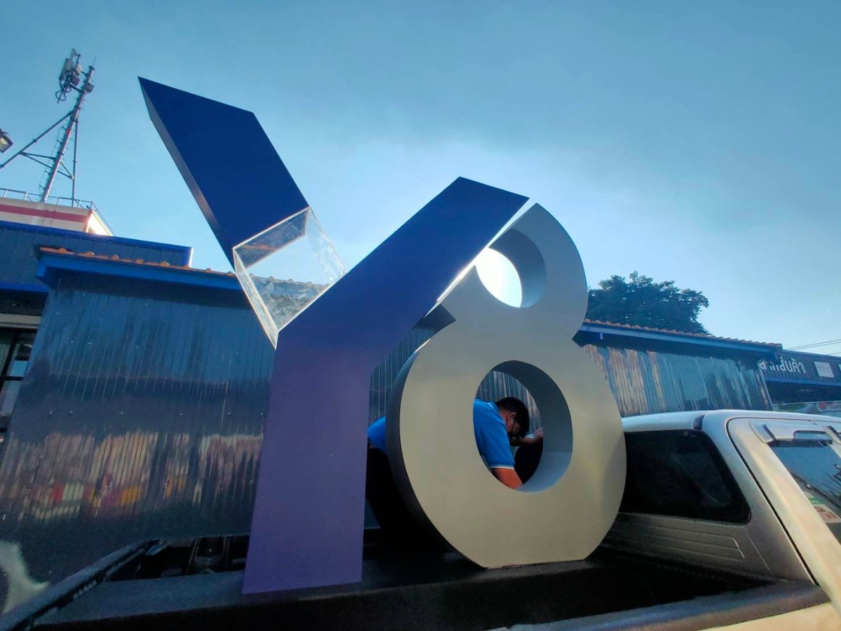 ป้ายโลโก้ตั้งพื้น และป้ายตั้งประกอบฉากถ่ายรูป ดีไซน์สวยสะดุดตา เหมาะสำหรับงานอีเวนต์ งานเปิดตัวสินค้า และการโปรโมทร้านค้า