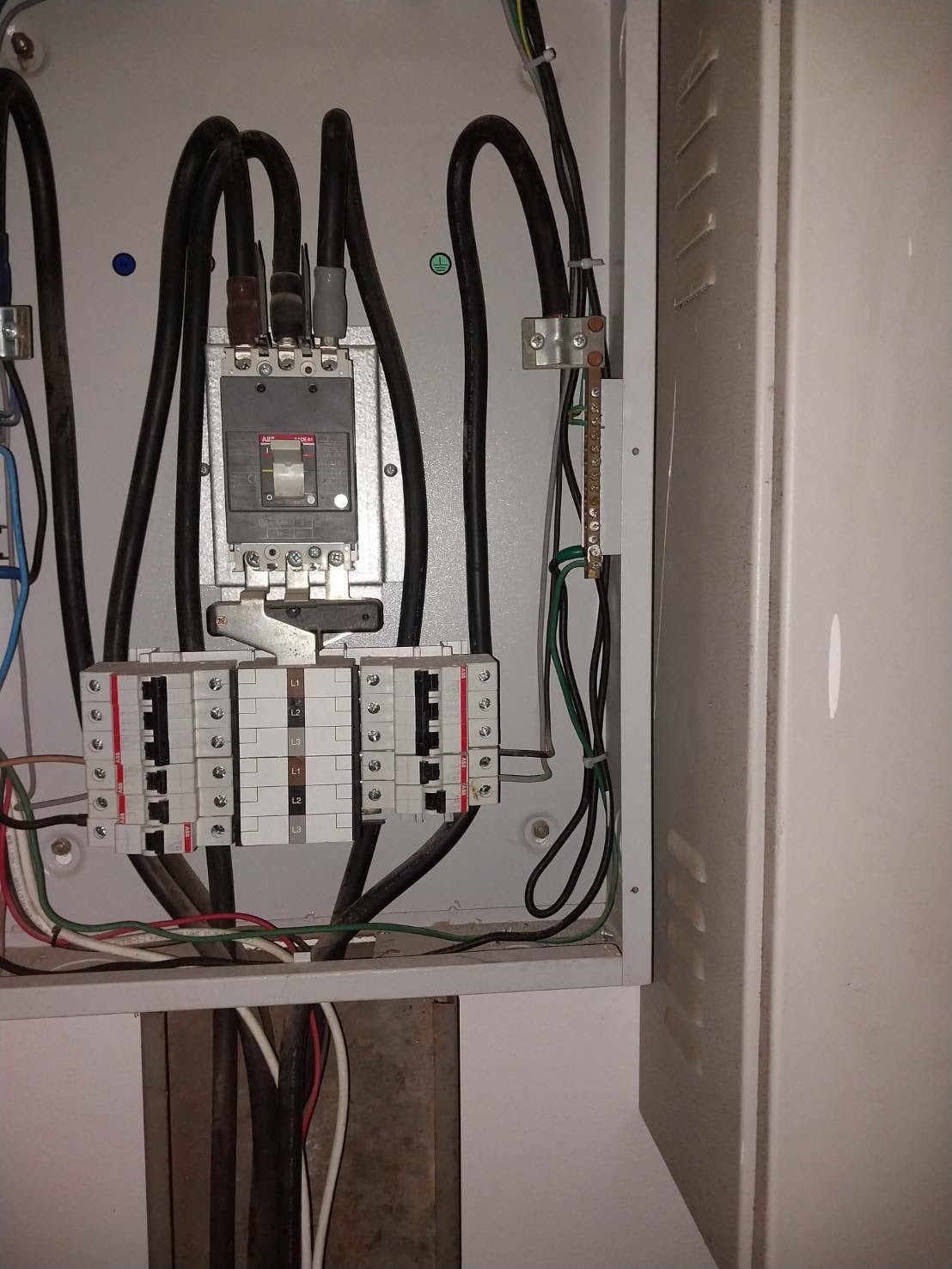 ป้ายชื่ออาคาร อักษรไฟสแตนเลส ติดอาคาร ดีไซน์หรูหรา ทนทาน สว่างโดดเด่น เหมาะสำหรับบริษัท โครงการ และอาคารสำนักงาน