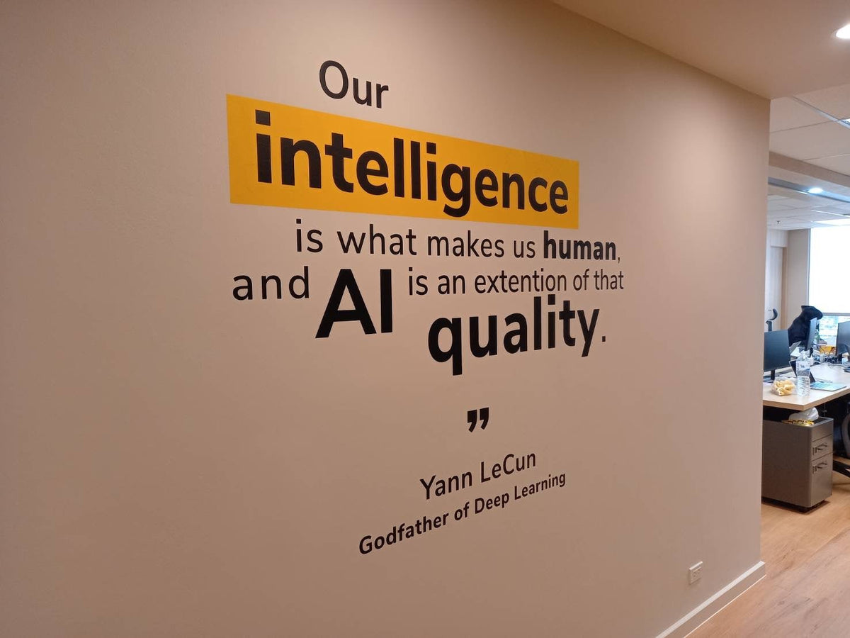 สติ๊กเกอร์ไดคัทติดผนัง พิมพ์คมชัด สีสดใส เหมาะสำหรับงานตกแต่งร้านค้า ออฟฟิศ และงานโฆษณา