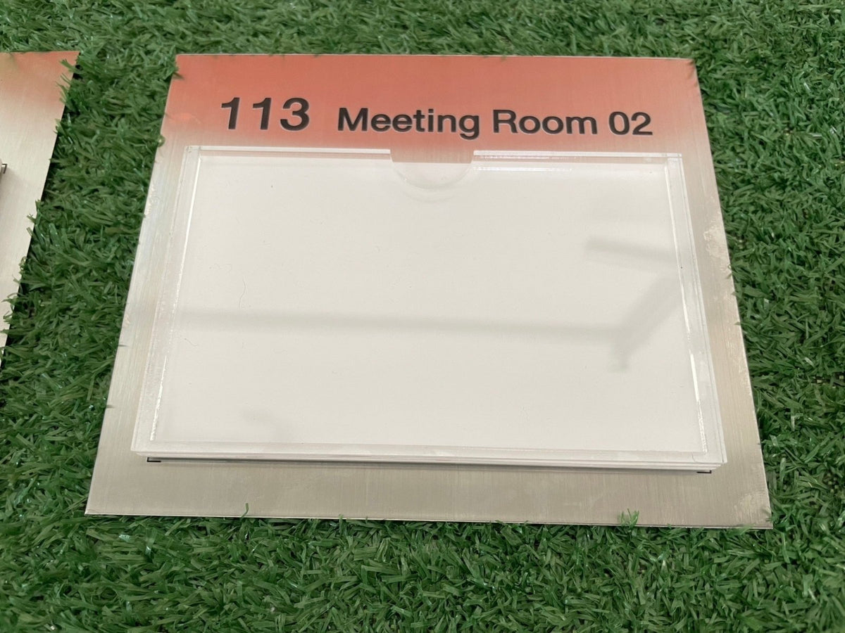 กรอบอะคริลิคสอดเอกสาร โปร่งใส แข็งแรง ใช้งานง่าย เหมาะสำหรับสำนักงาน โรงแรม และอาคารพาณิชย์