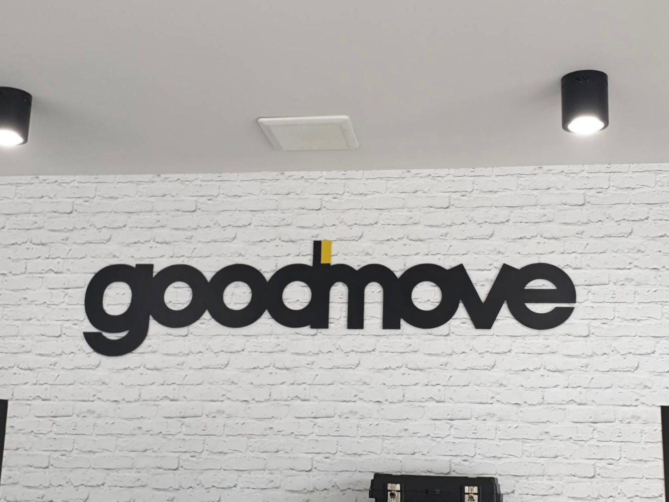 ป้ายพลาสวูดติดผนัง พิมพ์คมชัด แข็งแรง ทนแดดฝน เหมาะสำหรับป้ายบริษัท ป้ายร้านค้า และงานประชาสัมพันธ์ในอาคารหรือกลางแจ้ง