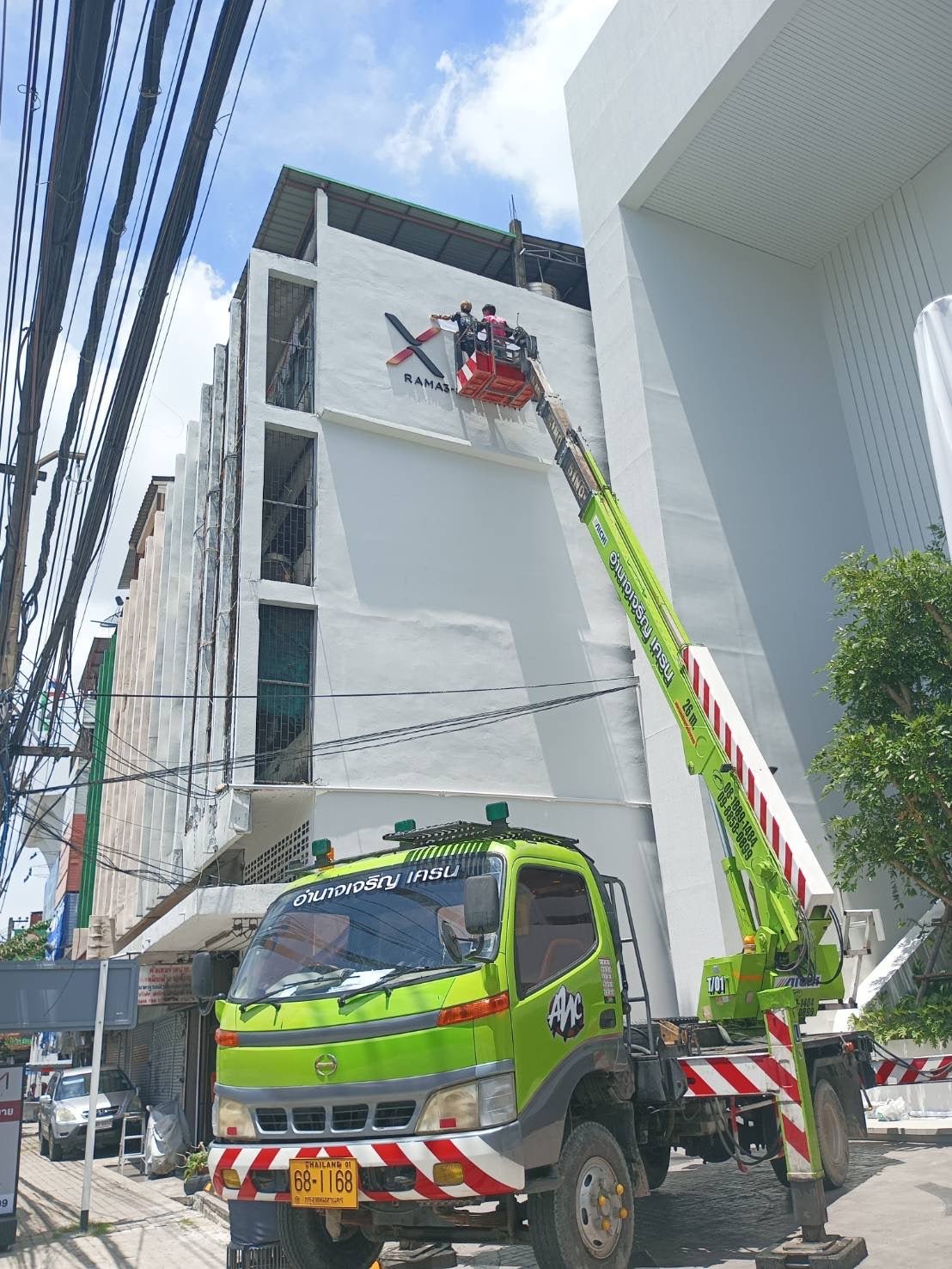ติดตั้งป้าย รถเครน รถเฮี๊ยบ งานติดตั้งมืออาชีพ แข็งแรง ปลอดภัย เหมาะสำหรับป้ายอาคารและโครงการใหญ่