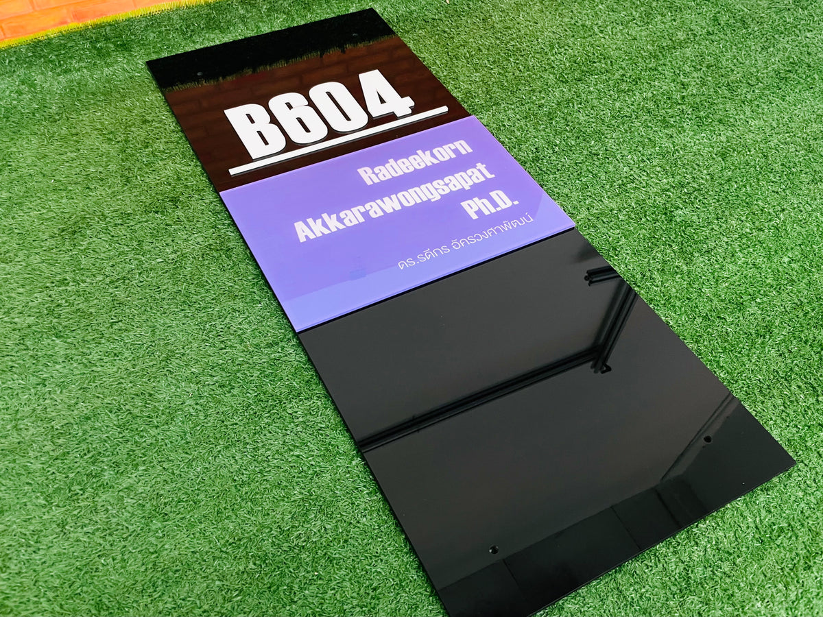 ป้ายอะคริลิคพิมพ์ยูวี แผ่นอะคริลิค และอะคริลิคติดสติ๊กเกอร์ พิมพ์คมชัด สีสวยทนทาน เหมาะสำหรับป้ายบริษัท ร้านค้า และงานตกแต่ง