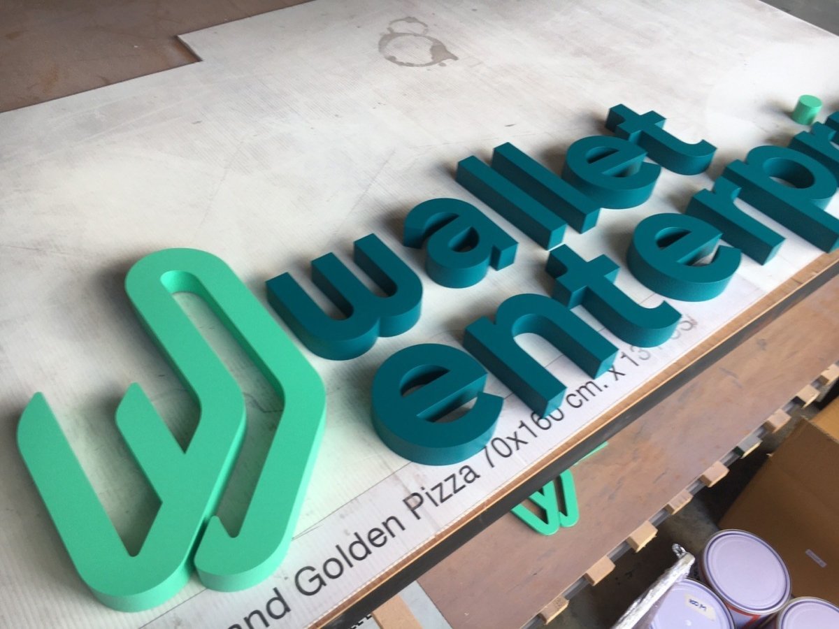 ป้ายอักษรโลหะ และป้ายโลโก้ ดีไซน์หรูหรา แข็งแรง ทนทาน เหมาะสำหรับป้ายบริษัท ร้านค้า และงานตกแต่งอาคาร