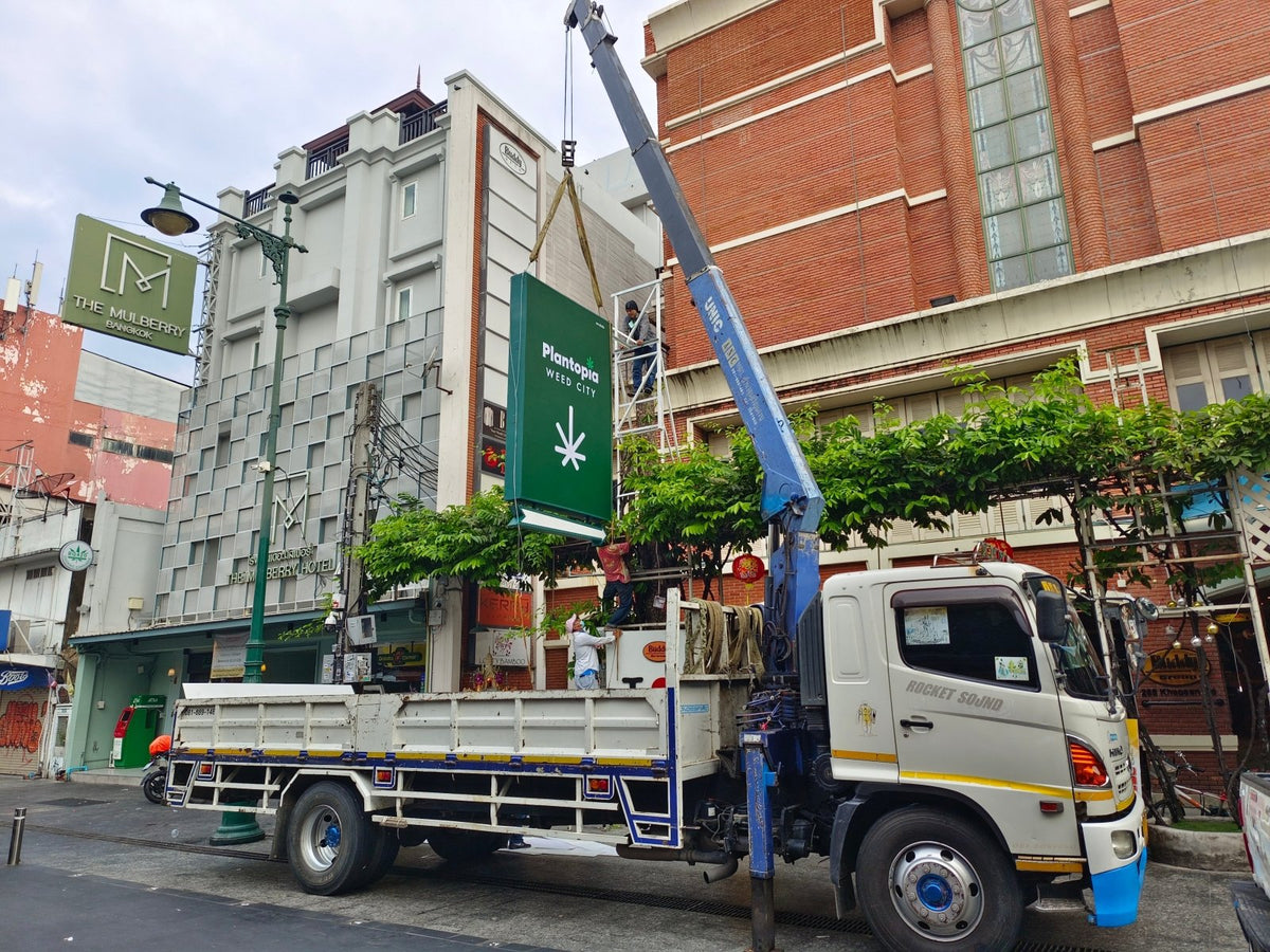 ติดตั้งป้าย รถเครน รถเฮี๊ยบ งานติดตั้งมืออาชีพ แข็งแรง ปลอดภัย เหมาะสำหรับป้ายอาคารและโครงการใหญ่