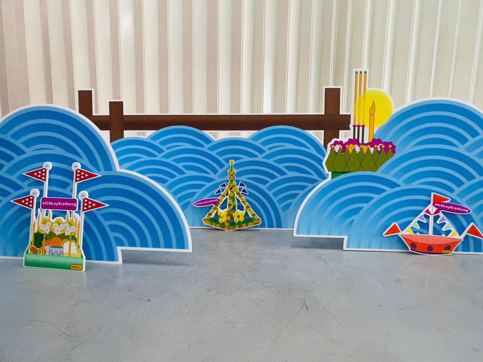 แบคดรอปฟิวเจอร์บอร์ด ฉากถ่ายรูปราคาถูก พิมพ์คมชัด น้ำหนักเบา ติดตั้งง่าย เหมาะสำหรับงานแต่ง งานอีเวนต์ และงานถ่ายภาพ