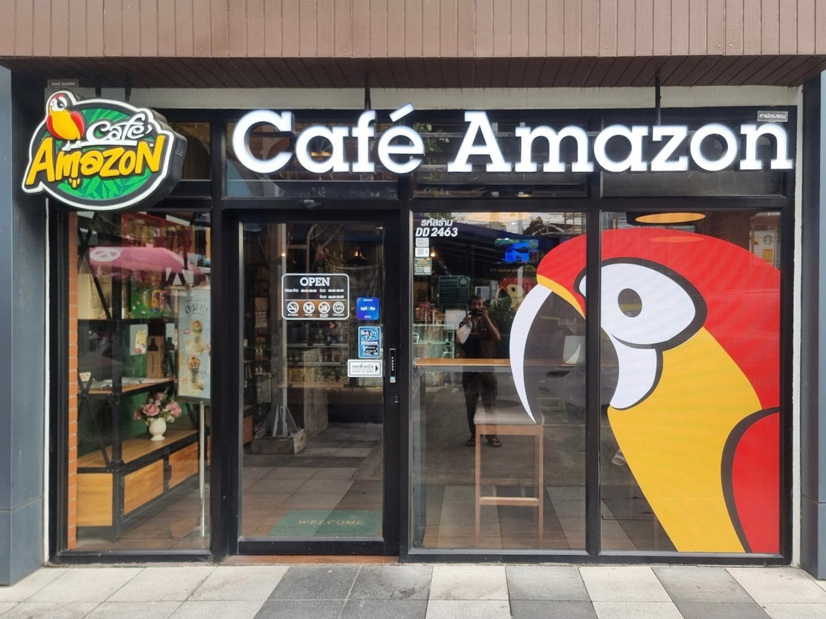 สติ๊กเกอร์ไดคัท และสติ๊กเกอร์ติดกระจกหน้าร้าน พิมพ์คมชัด สีสวยทนทาน เหมาะสำหรับงานตกแต่งร้านค้า โปรโมชัน และโฆษณา