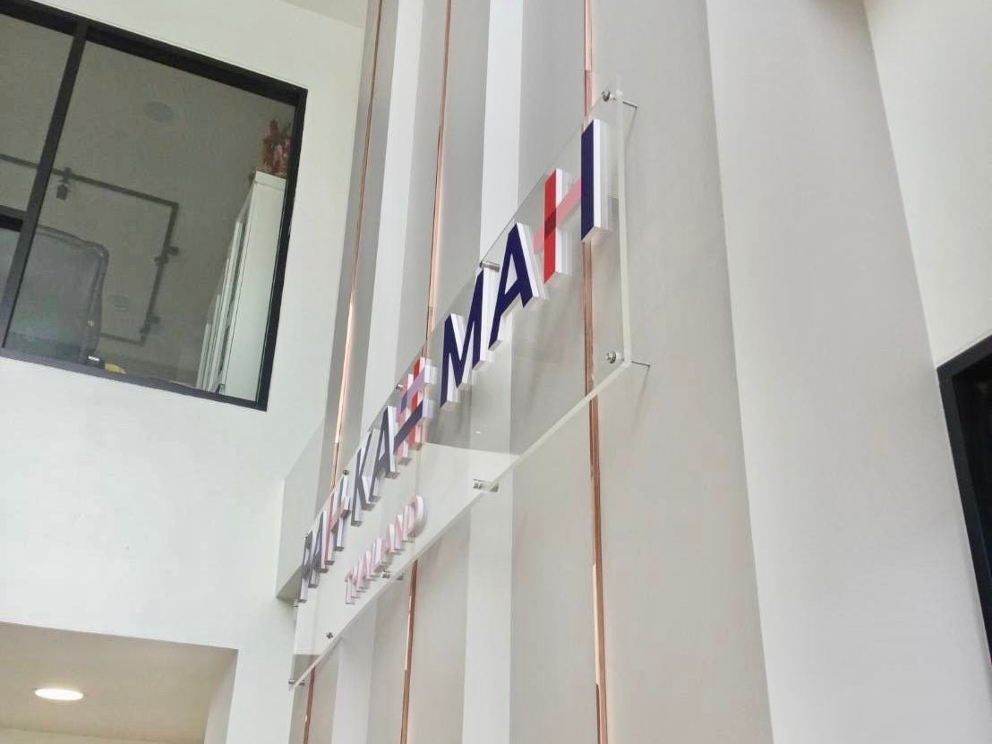 ป้ายอะคริลิคหมุดลอย Standoff ดีไซน์โมเดิร์น พิมพ์คมชัด เหมาะสำหรับป้ายบริษัทและสำนักงาน