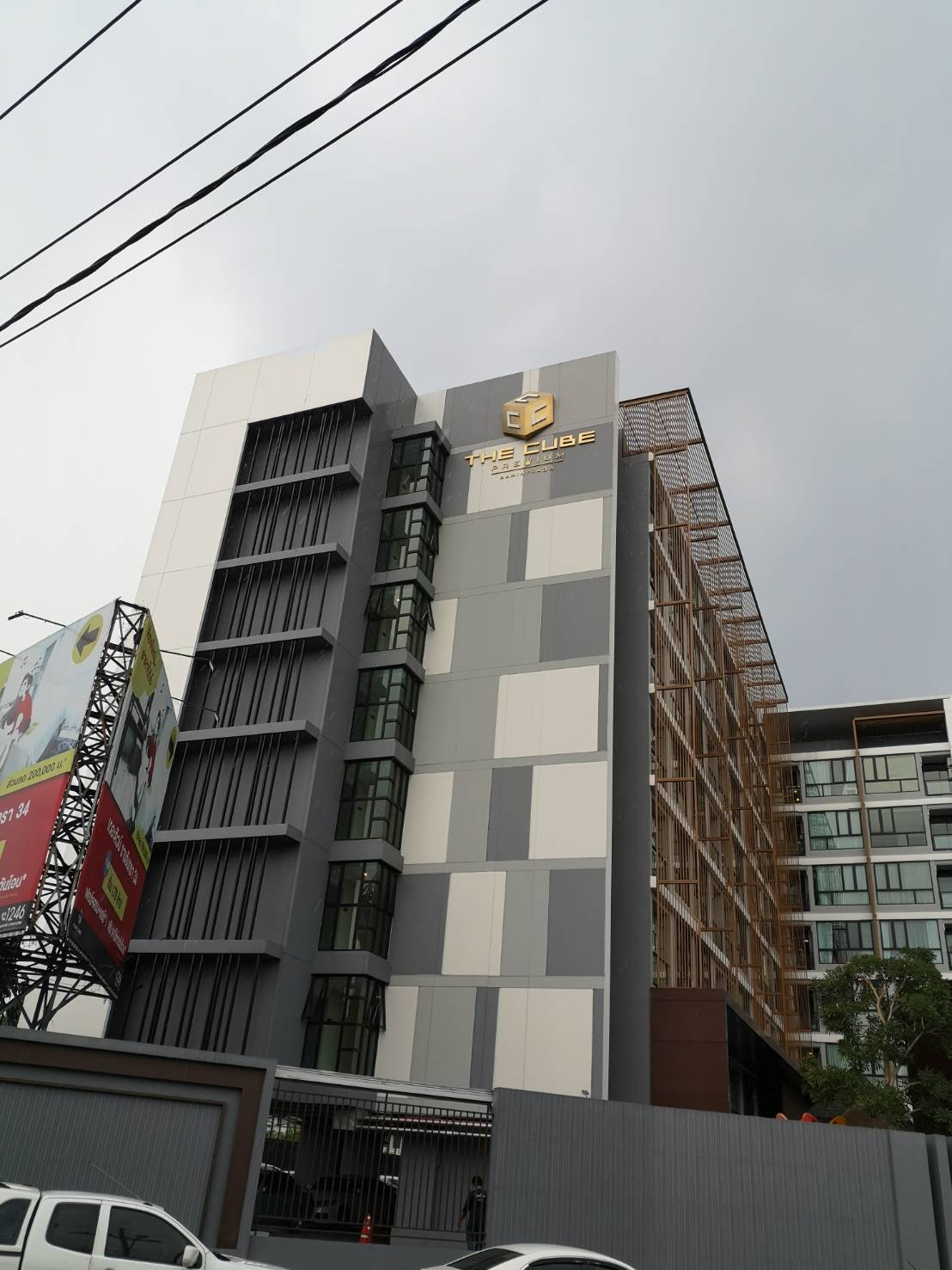 ป้ายคอนโดมิเนียม ดีไซน์ทันสมัย ทนแดดฝน เหมาะสำหรับโครงการที่อยู่อาศัยและอาคารชุดพักอาศัย