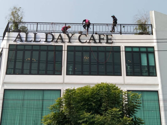 ติดตั้งป้ายโรยตัว ทีมช่างมืออาชีพ ปลอดภัย เหมาะสำหรับอาคารสูงและงานติดตั้งป้ายกลางแจ้ง