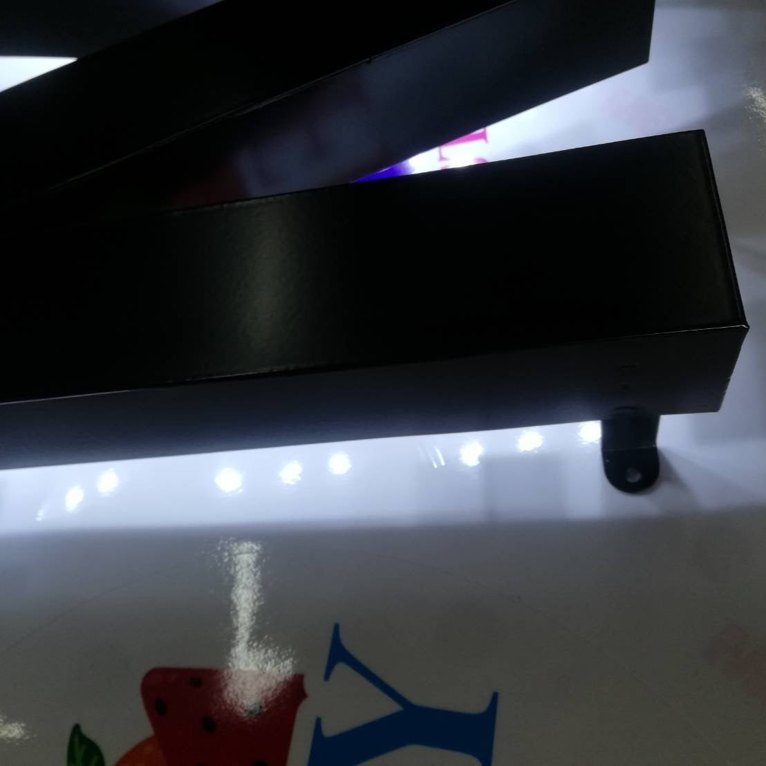 อักษรไฟออกหลัง ปิดหลังอะคริลิค กันสะท้อนเม็ดไฟ สวยหรู เหมาะสำหรับป้ายร้านค้าและอาคาร