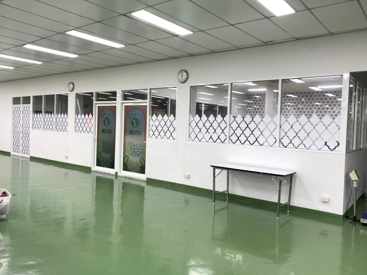 สติ๊กเกอร์ไดคัทติดกระจก สีขาว พิมพ์คมชัด เหมาะสำหรับงานตกแต่งร้านค้า ออฟฟิศ และงานประชาสัมพันธ์