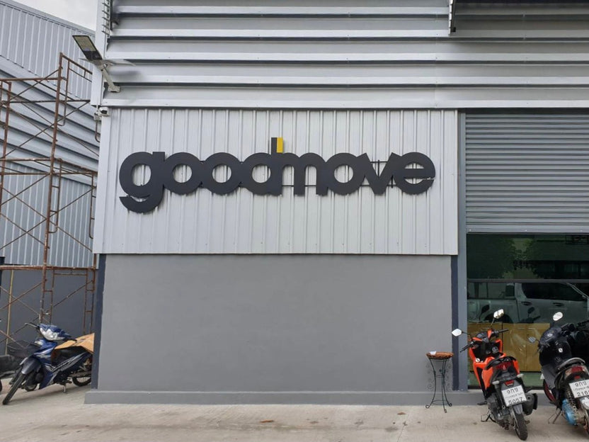 ป้ายโลโก้ goodmove สีดำ 3D ติดผนังเมทัลชีทเทา