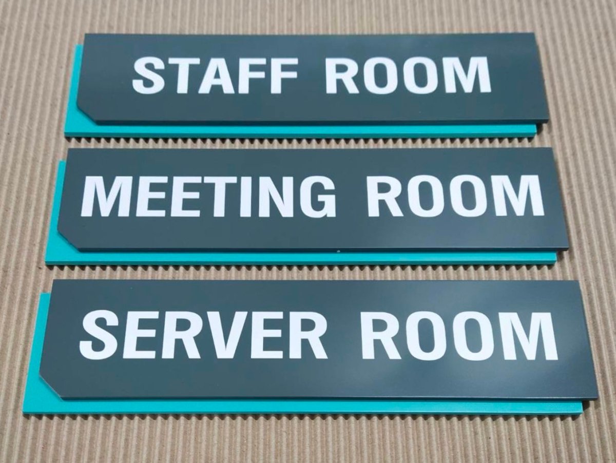 ป้ายหน้าห้อง ป้ายห้องประชุม และป้ายแผนก ดีไซน์เรียบหรู พิมพ์คมชัด เหมาะสำหรับอาคารสำนักงาน โรงเรียน และโรงพยาบาล