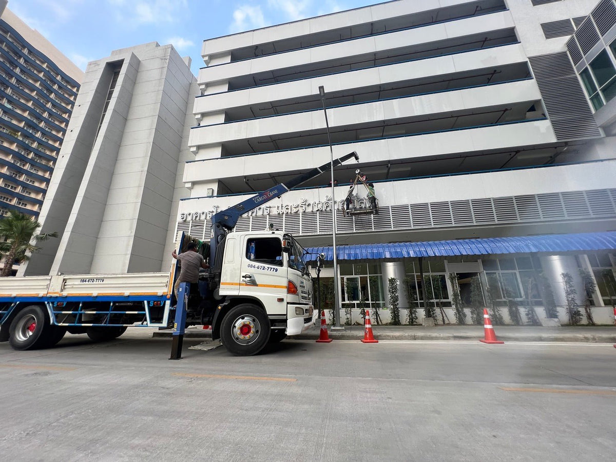 ติดตั้งป้าย รถเครน รถเฮี๊ยบ งานติดตั้งมืออาชีพ แข็งแรง ปลอดภัย เหมาะสำหรับป้ายอาคารและโครงการใหญ่