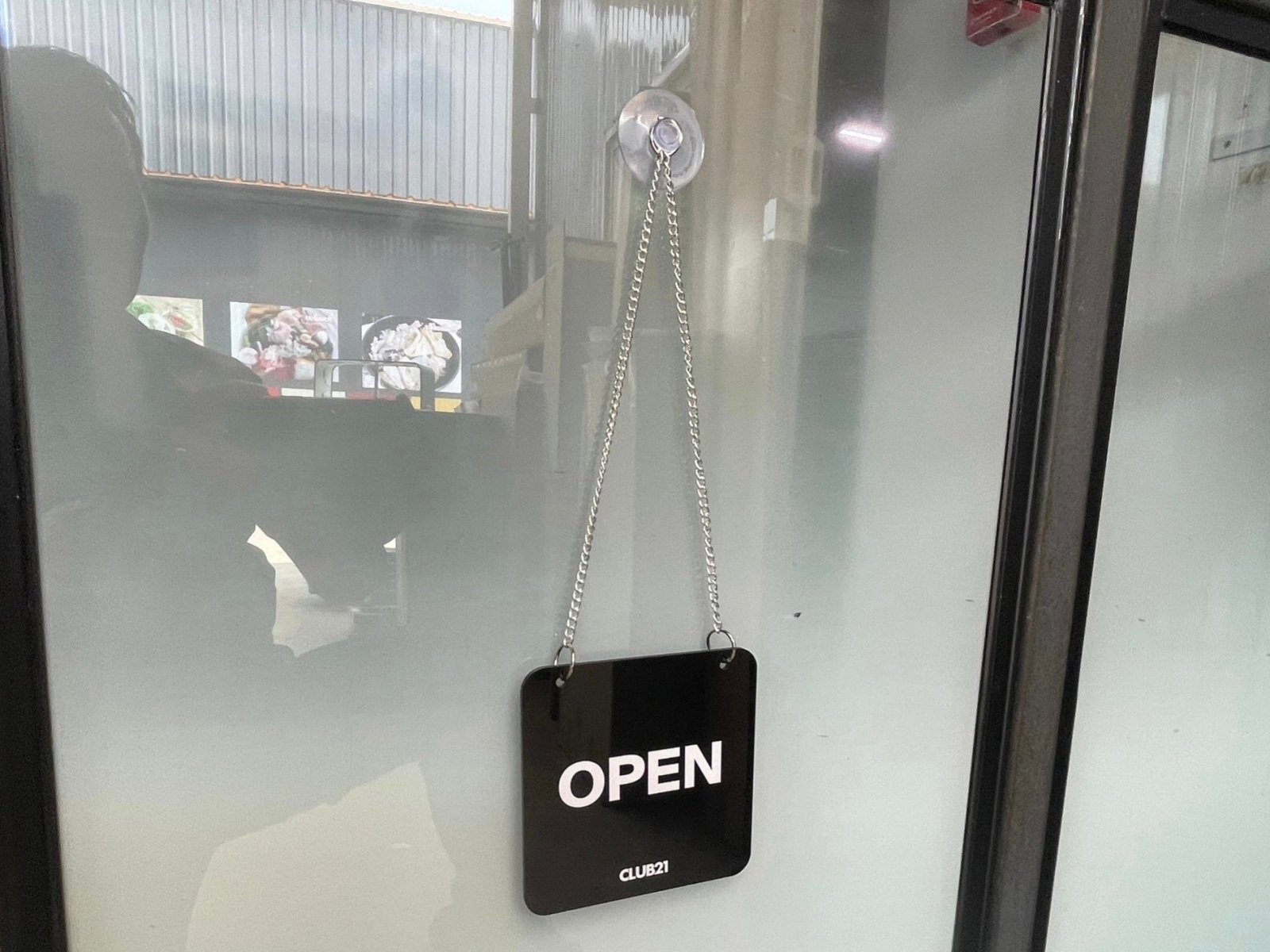 ป้ายจุ๊บติดกระจก และป้ายแขวนติดจุ๊บ ติดตั้งง่าย เคลื่อนย้ายสะดวก เหมาะสำหรับป้ายร้านค้า ป้ายโปรโมชั่น และงานประชาสัมพันธ์