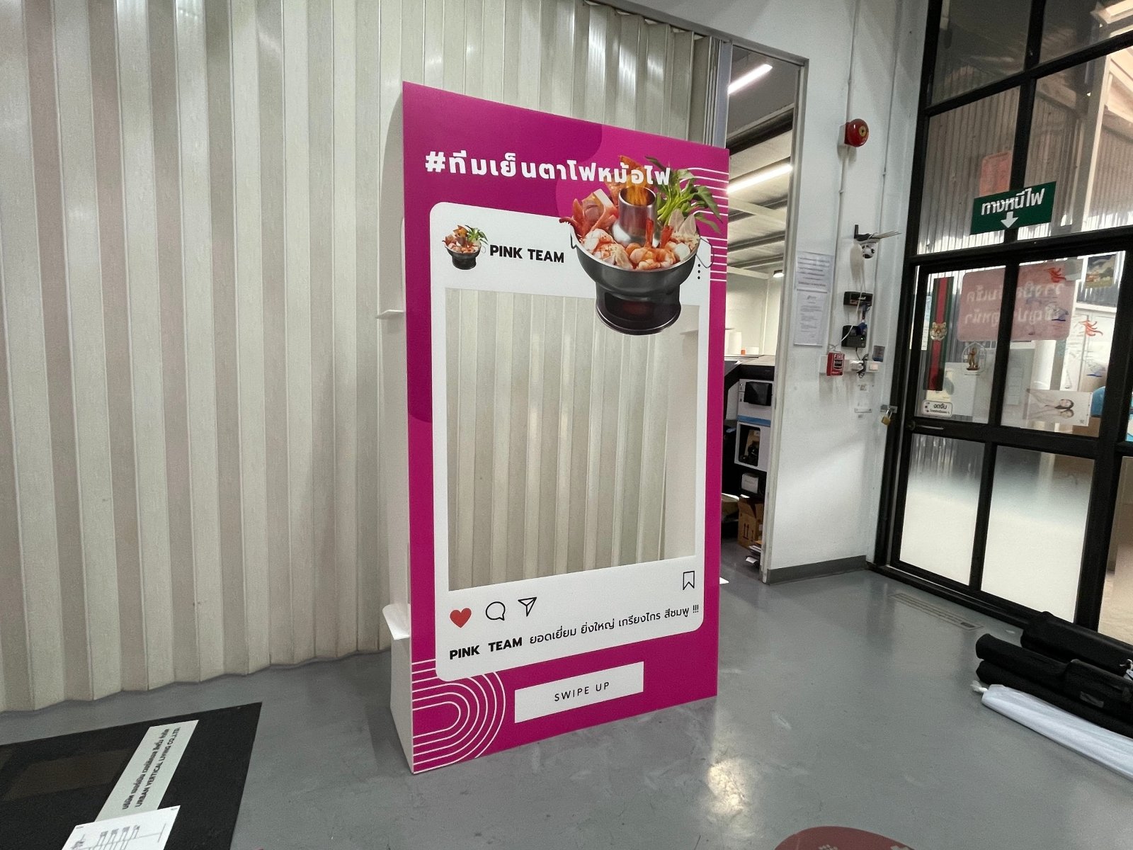 กรอบป้าย Instagram และ Facebook ดีไซน์เหมือนหน้าฟีดโซเชียล เหมาะสำหรับงานอีเวนต์ งานถ่ายภาพ และกิจกรรมโปรโมชัน