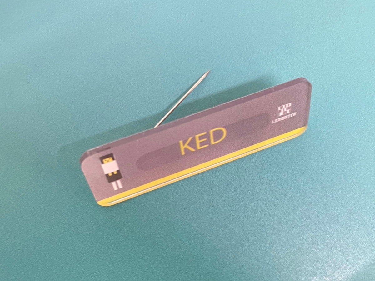 ป้ายเนมเพลท เนมแทก และป้ายกัดกรดเซาะร่อง ตัวอักษรคมชัด ทนทาน เหมาะสำหรับป้ายชื่อบริษัท เครื่องจักร และงานอุตสาหกรรม