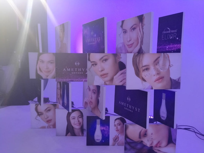 ป้ายโลโก้ตั้งพื้น และป้ายตั้งประกอบฉากถ่ายรูป ดีไซน์สวยสะดุดตา เหมาะสำหรับงานอีเวนต์ งานเปิดตัวสินค้า และการโปรโมทร้านค้า
