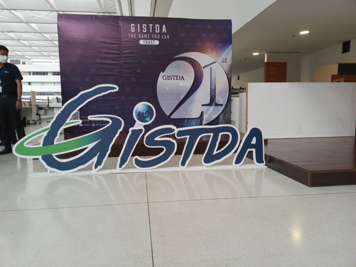 ป้ายโลโก้ตั้งพื้น และป้ายตั้งประกอบฉากถ่ายรูป ดีไซน์สวยสะดุดตา เหมาะสำหรับงานอีเวนต์ งานเปิดตัวสินค้า และการโปรโมทร้านค้า