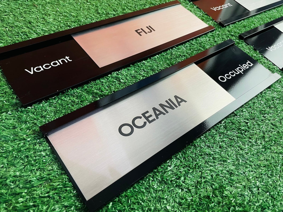 ป้ายสอด รางสอดป้ายหน้าห้อง และป้ายบอกชั้น ดีไซน์เรียบหรู ใช้งานสะดวก เหมาะสำหรับอาคารสำนักงาน โรงเรียน และโรงพยาบาล