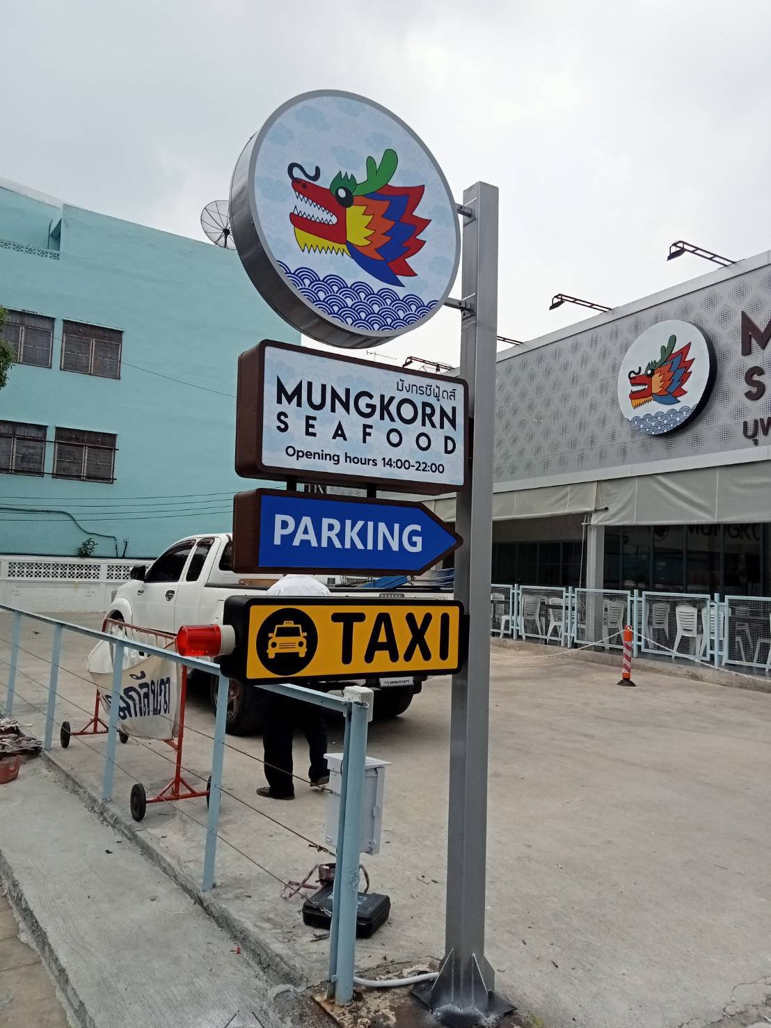 ป้ายเสา Pylon ป้ายทาวเวอร์ ดีไซน์โดดเด่น แข็งแรง ทนทาน เหมาะสำหรับป้ายบริษัท โครงการ อาคาร และงานโฆษณากลางแจ้ง