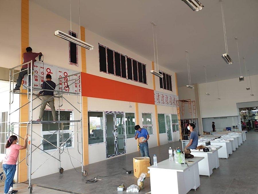 ป้ายคอมโพสิต Composite Signage แข็งแรง ทนทาน พิมพ์คมชัด เหมาะสำหรับป้ายบริษัท อาคาร โครงการ และงานโฆษณากลางแจ้ง