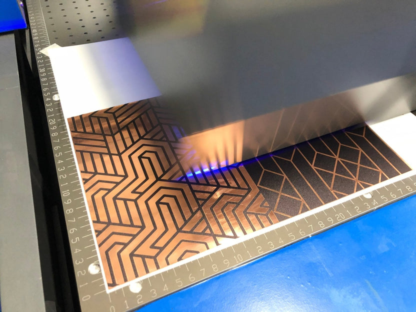 พิมพ์สกรีนยูวี รับสกรีนโลโก้ Print UV Inkjet งานพิมพ์คมชัด ทนทาน เหมาะสำหรับวัสดุหลากหลาย เช่น ไม้ โลหะ และอะคริลิค