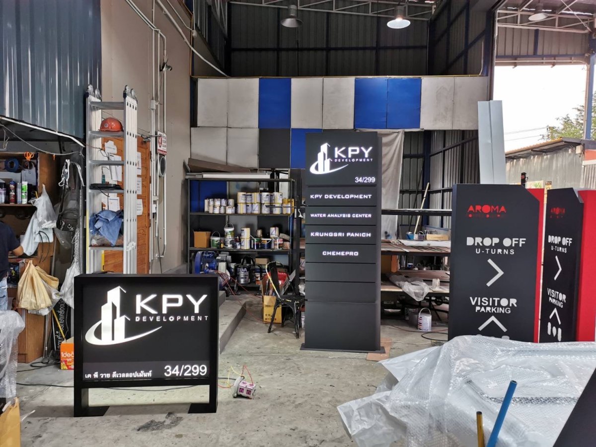 ป้ายคอมโพสิต Composite Signage แข็งแรง ทนทาน พิมพ์คมชัด เหมาะสำหรับป้ายบริษัท อาคาร โครงการ และงานโฆษณากลางแจ้ง