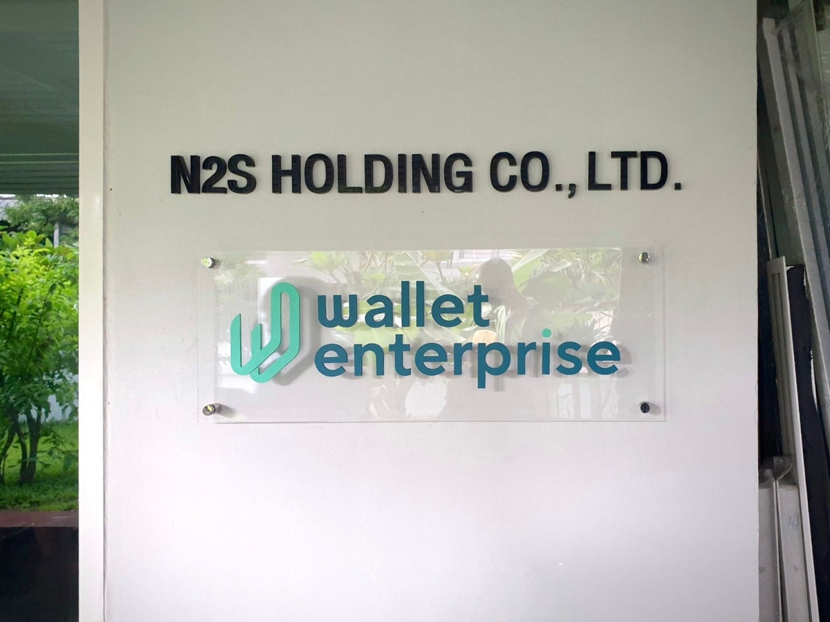 ป้ายอะคริลิคหมุดลอย Standoff ดีไซน์โมเดิร์น พิมพ์คมชัด เหมาะสำหรับป้ายบริษัทและสำนักงาน