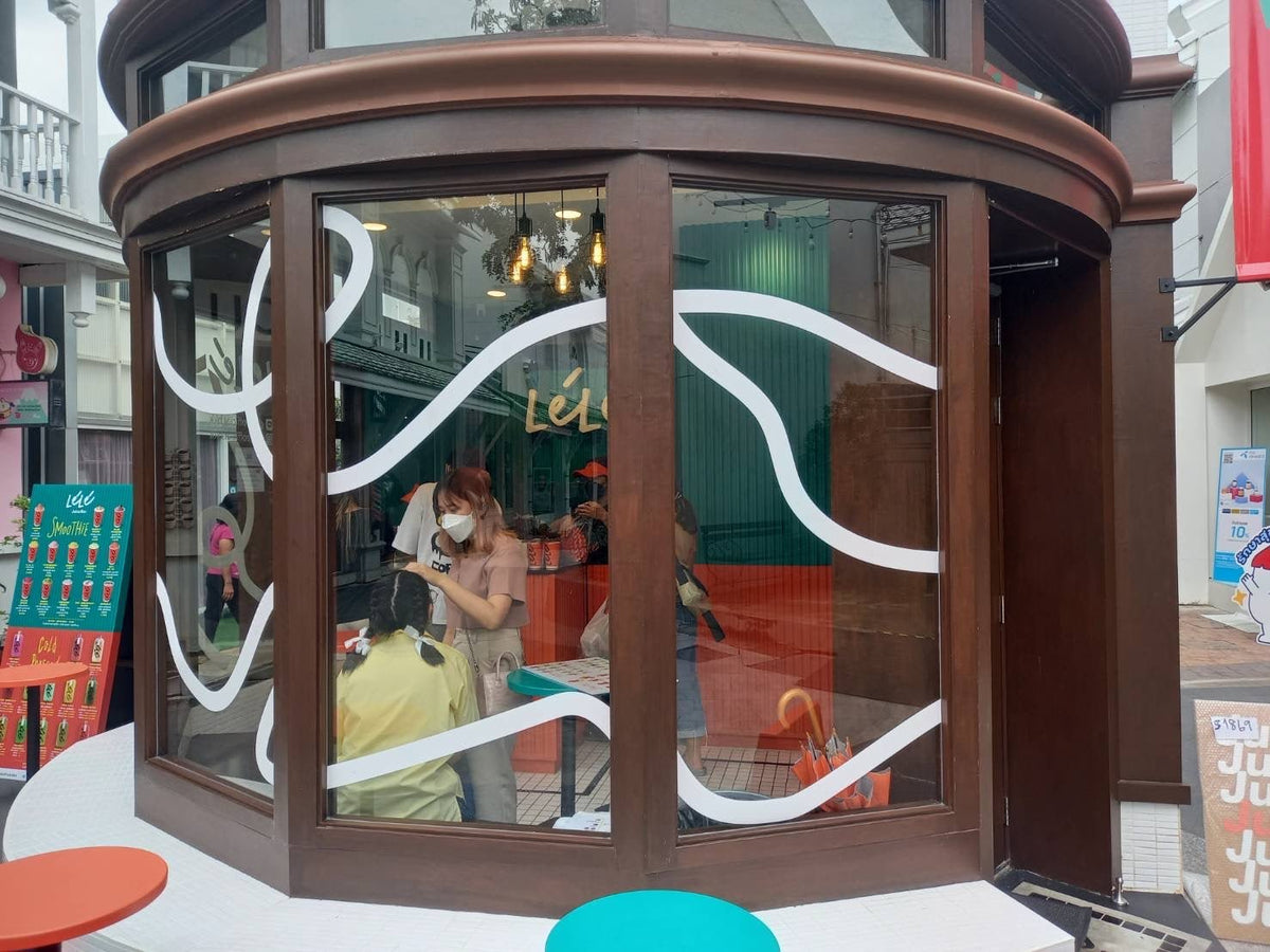 สติ๊กเกอร์ไดคัท และสติ๊กเกอร์ติดกระจกหน้าร้าน พิมพ์คมชัด สีสวยทนทาน เหมาะสำหรับงานตกแต่งร้านค้า โปรโมชัน และโฆษณา