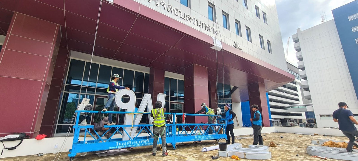 ติดตั้งป้ายด้วยกระเช้าไฟฟ้า กอนโดล่า ปลอดภัย มาตรฐานสูง เหมาะสำหรับอาคารสูงและโครงการใหญ่