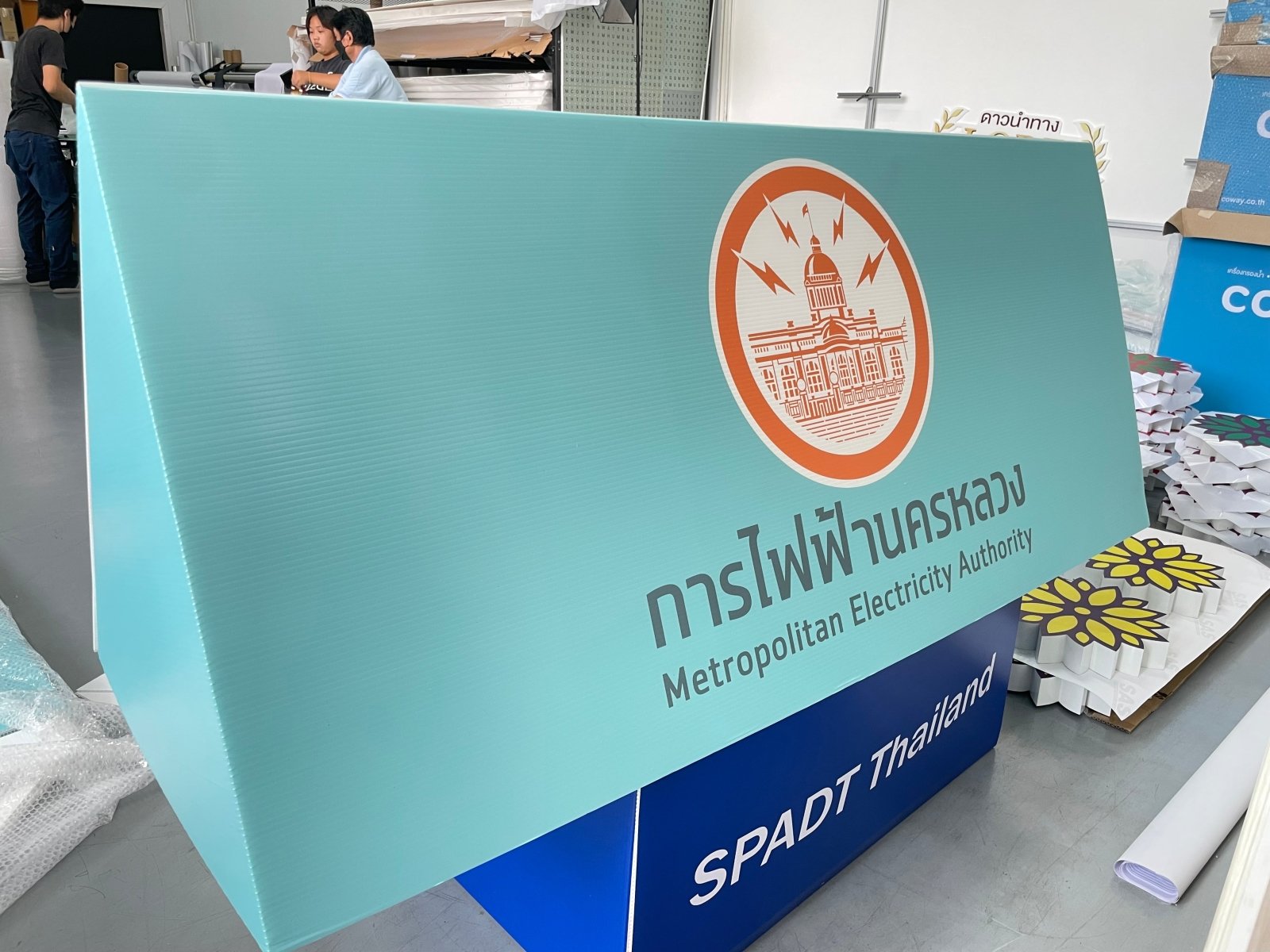 ป้ายสปอนเซอร์ พร้อมโลโก้ Li-Ning และ Yonex พิมพ์คมชัด เหมาะสำหรับงานกีฬา อีเวนต์ การแข่งขัน และโปรโมชันแบรนด์