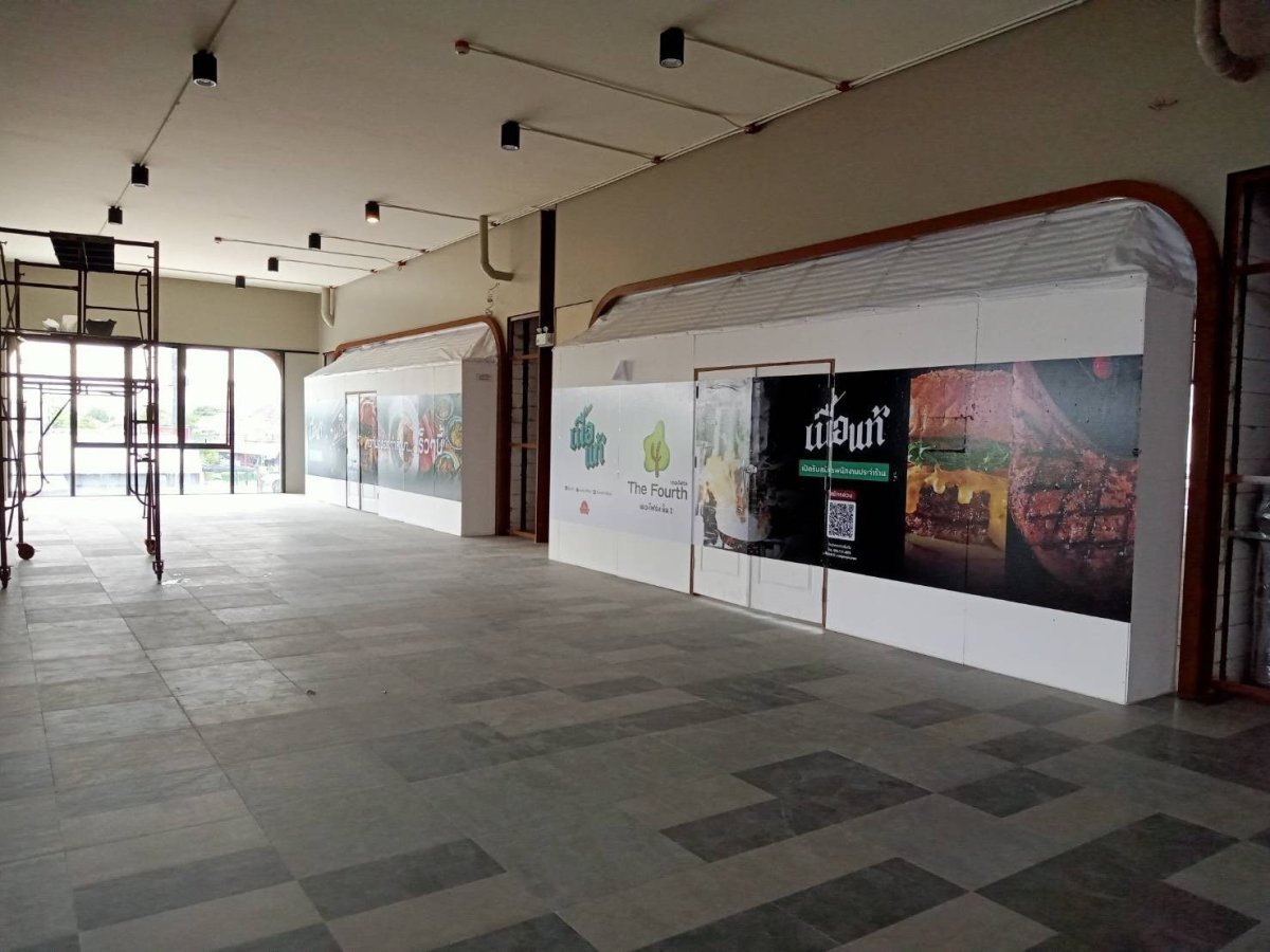 สติ๊กเกอร์และป้ายปิดปรับปรุงร้าน Coming Soon พิมพ์คมชัด สีสด เหมาะสำหรับติดหน้าร้าน โครงการใหม่ และงานรีโนเวท