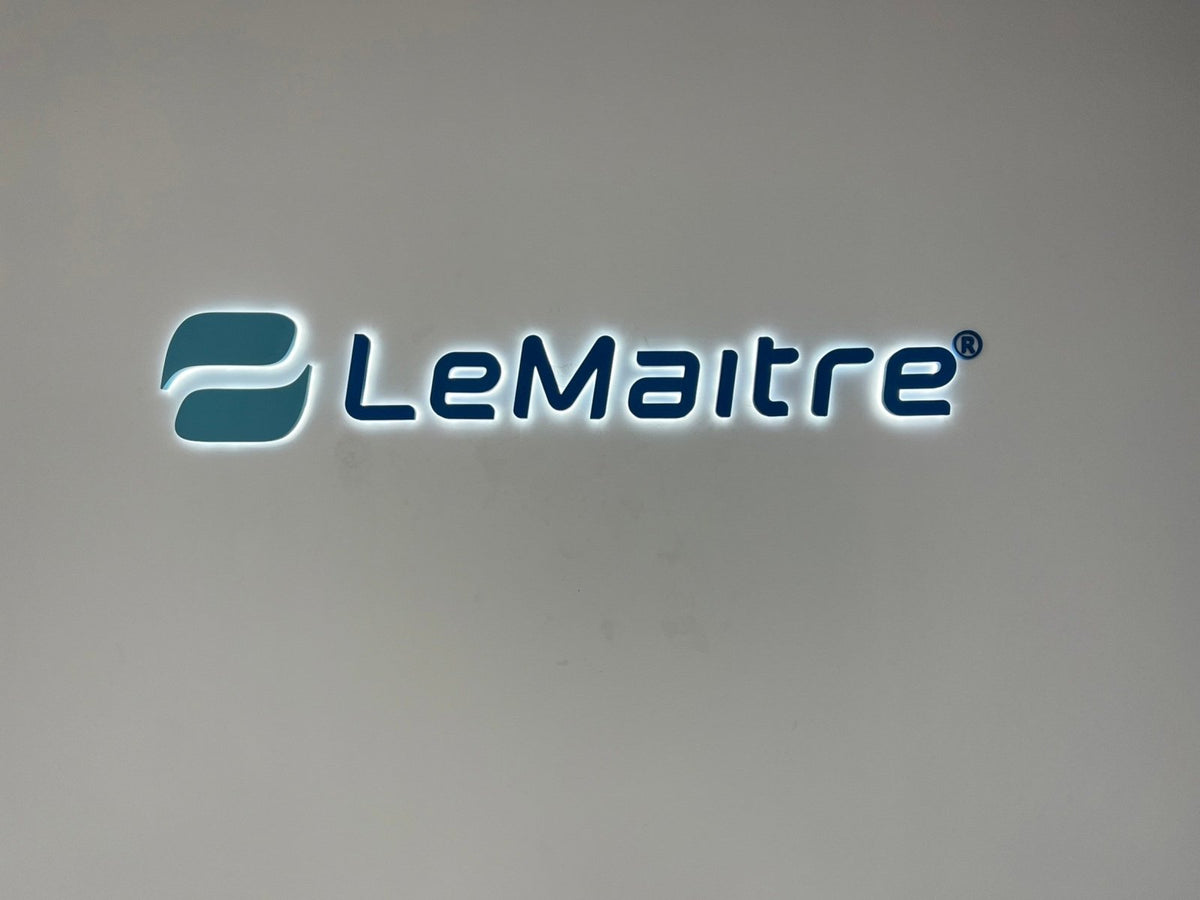 ป้ายไฟออกหลัง และอะคริลิคซ้อนหลัง แสงไฟสวยหรู สะท้อนกำแพงโดดเด่น เหมาะสำหรับป้ายบริษัท ร้านค้า และงานตกแต่งอาคาร